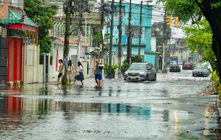 calle inundada en el barrio del Seguro