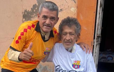 Freddy Bravo exjugador de Barcelona SC junto a Víctor Mendoza, el exgolero que necesita ayuda económica.