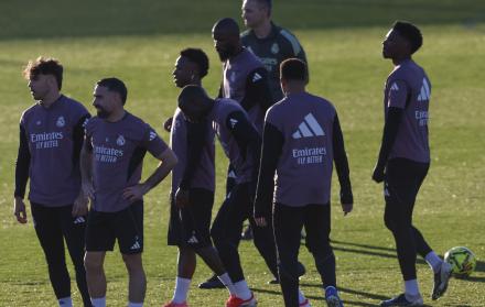 Los jugadores del Real Madrid participan en una sesión de entrenamiento.