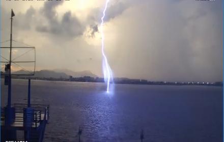 rayo en el río Guayas