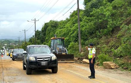 Con maquinaria pesada se limpió la Ruta del Spondykus en el tramo Olón - Montañita que sufrió un deslave por la lluvia