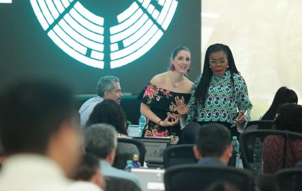 MONICA PALACIOS Y PAOLA CABEZAS SESION ASAMBLEA GUAYAS