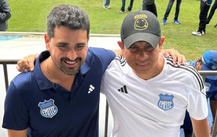 José Jiménez nuevo presidente del Emelec junto a un socio azul en el Capwell.