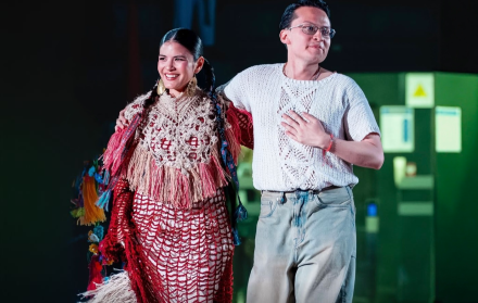 La cantante Brenda y el diseñador Jonathan Orrthiz