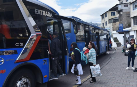 En Quito hay 3.600 buses urbanos. En redes sociales es común ver videos de correteos y más infracciones e incumplimiento de revisión técnica frente a mínimo control por parte de la AMT.