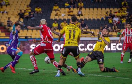 Darío Benedetto marcó el gol de la victoria frente a Técnico Universitario en la fecha 1 de la LigaPro 2026