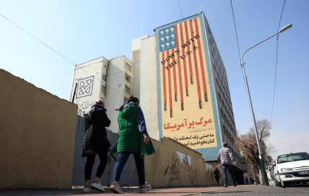 Iraníes caminan junto a un mural antiestadounidense en Teherán
