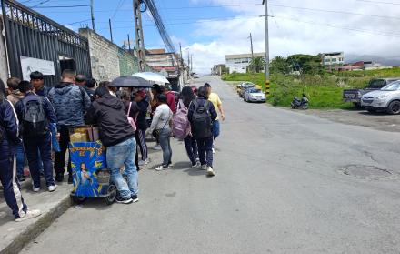 estudiantes en barrio El Pedestal de Loja