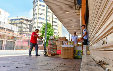 mercadería al frente del Multicomercio