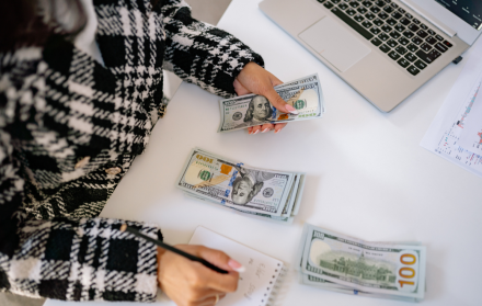 El décimo cuarto sueldo 2026 ayuda a familias ecuatorianas a cubrir gastos escolares.