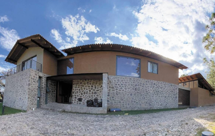 Vista panorámica de la mansión de ‘El Mencho’ en Tapalpa, mostrando su ubicación dentro del bosque y la seguridad de la propiedad.