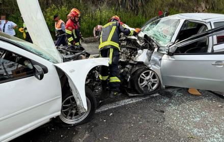 Dos autos se chocaron de frente en la avenida Panamericana Norte, a la altura del sector de Calderón, norte de Quito.