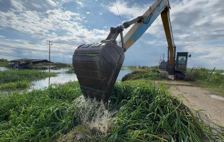 maquinaria de Prefectura del Guayas en inundaciones en Durán