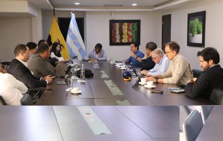 Los empresarios reunidos con el Ministro de Industrias y Comercio Exterior, Luis Alberto Salvador.