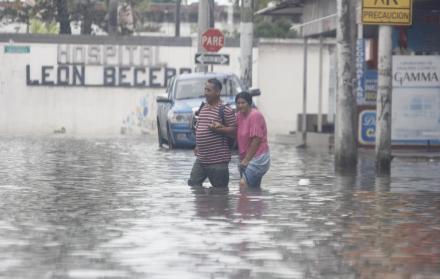 peatones en calles inundadas en Milagro