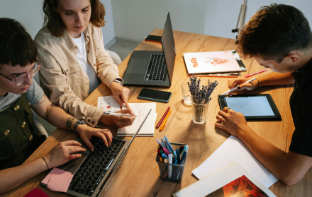 La jornada laboral en Ecuador tiene un límite de 8 horas diarias y 40 semanales, según el Código del Trabajo.