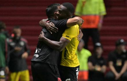 El abrazo de César Farías y Jhonny Quiñónez.