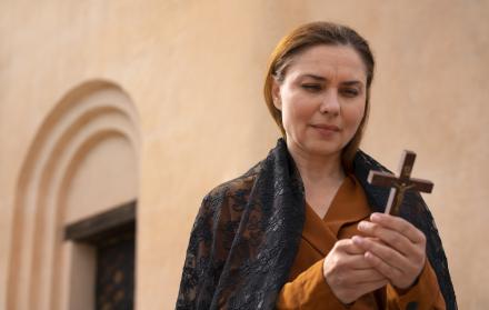 Mujer saliendo de la iglesia