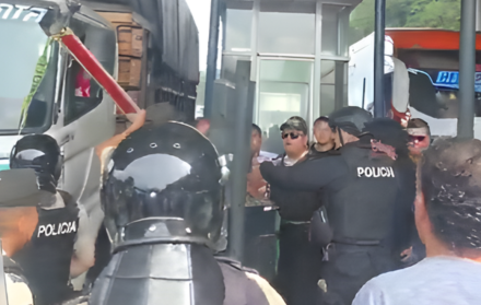 Manifestantes cierran la vía Alóag-Santo Domingo en protesta por alza del peaje.