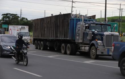 Impactante accidente en Salitre: motocicleta quedó atrapada bajo un auto por cinco kilómetros.