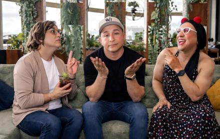 Rony Torres junto a sus personajes La Residenta y Palominha