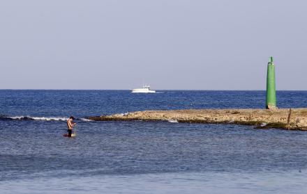 Una persona camina en una playa en La Habana Cuba