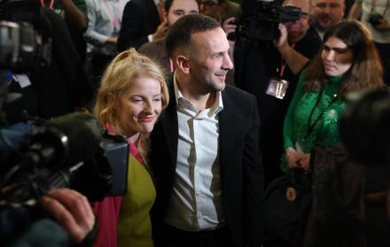 Partido Verde, Hannah Spencer (izq.), con el líder del Partido Verde, Zack Polanski (der.)