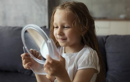 Niña mirándose al espejo