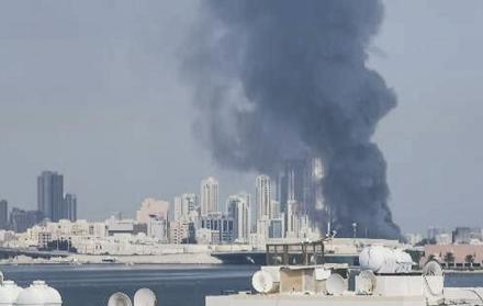 Vista de una columna de humo en Baréin. La Guardia Revolucionaria iraní confirmó este sábado que ha lanzado ataques contra bases estadounidenses situadas en Baréin, Catar y Emiratos Árabes como represalia por los bombardeos de Estados Unidos e Israel.