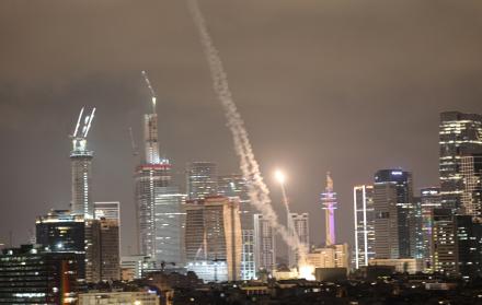 El sistema de defensa aérea Cúpula de Hierro de Israel intercepta misiles balísticos lanzados desde Irán sobre la ciudad de Tel Aviv