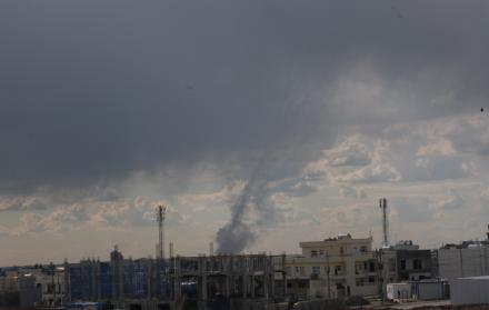 Se eleva humo tras un ataque con drones iraníes contra el aeropuerto de Erbil, en Erbil, Irak, el 28 de febrero de 2026