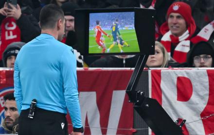 La FIFA y la IFAB aprobaron nuevas reglas para frenar la pérdida de tiempo.