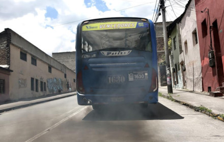 En la Necochea, como en otras zonas de Quito, ciudadanos conviven con el hollín peligroso para la salud, sin atención de autoridades.