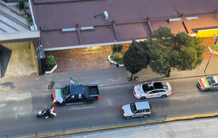 Vecinos y testigos observan los destrozos en el Centro Cultural Iraní tras la agresión en Quito.