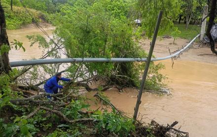 Un técnico de la Junta de Agua Potable de Manglaralto trata de poner a buen recaudo la tuberia principal de agua que abastece a tres comunas del norte peninsular