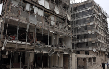 La fachada del destruido hospital Gandhi en Teherán, Irán, este lunes 2 de marzo de 2026.