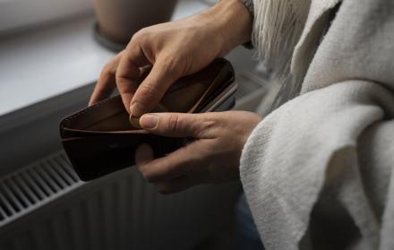 hombre-ahorrando-dinero-durante-la-crisis-energetica