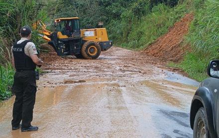 Esta es la segunda vez en menos de una semana que ocurre un derrumbe en la vía hacia Pacto, en el noroccidente de Quito.