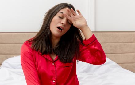 Mujer en pijama roja
