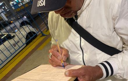 una persona sancionada en el Trole