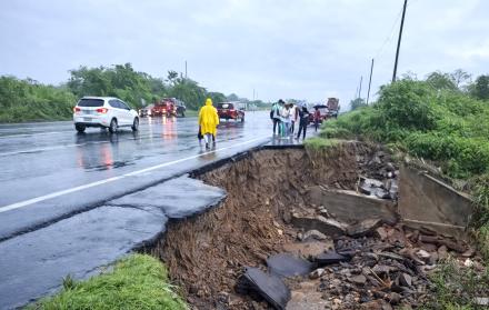La vía Santa Elena - Guayaquil muestra daños debido al torrencial temporal de lluvias
