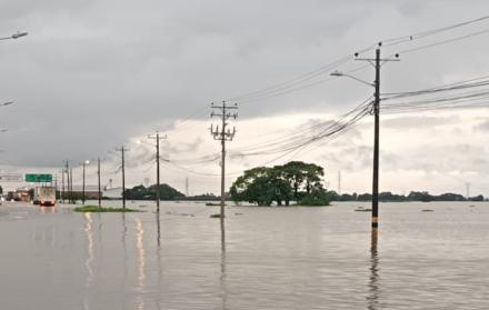 vía Babahoyo Jujan inundada