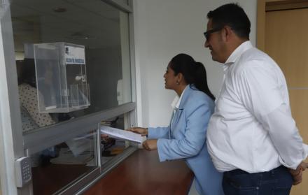 La prefecta de Pichincha, Paola Pabón, presentó la demanda de inconstitucionalidad en contra de la reforma al Cootad, en la sede de la CC, en Quito.