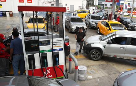 vehículos en una estación de servicio Perú