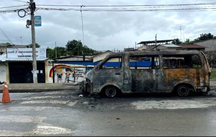 crimen y carro incendiado en vía a la costa