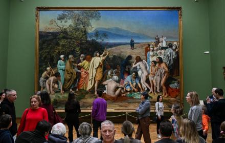 gente observa la pintura