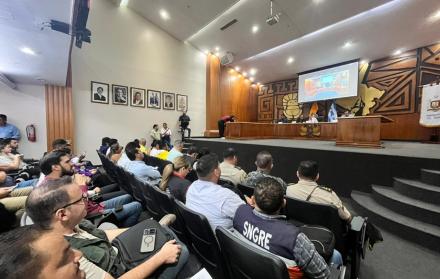 Autoridades del COE Provincial de Guayas evaluando medidas preventivas frente al aumento de caudales.