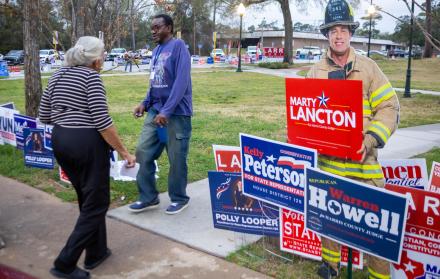 Anuncios de candidatos durante la jornada electoral en Houston