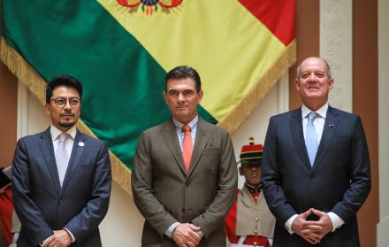 El canciller de Bolivia, Fernando Aramayo (i), el presidente de Bolivia, Rodrigo Paz (c), y el embajador de Perú, Carlos Daniel Chávez-Taffur Schmidt,