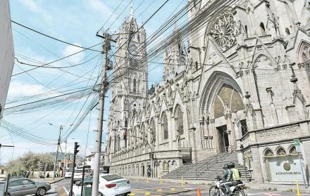 San Juan. La maraña de alambres impide apreciar a la Basílica del Voto Nacional.